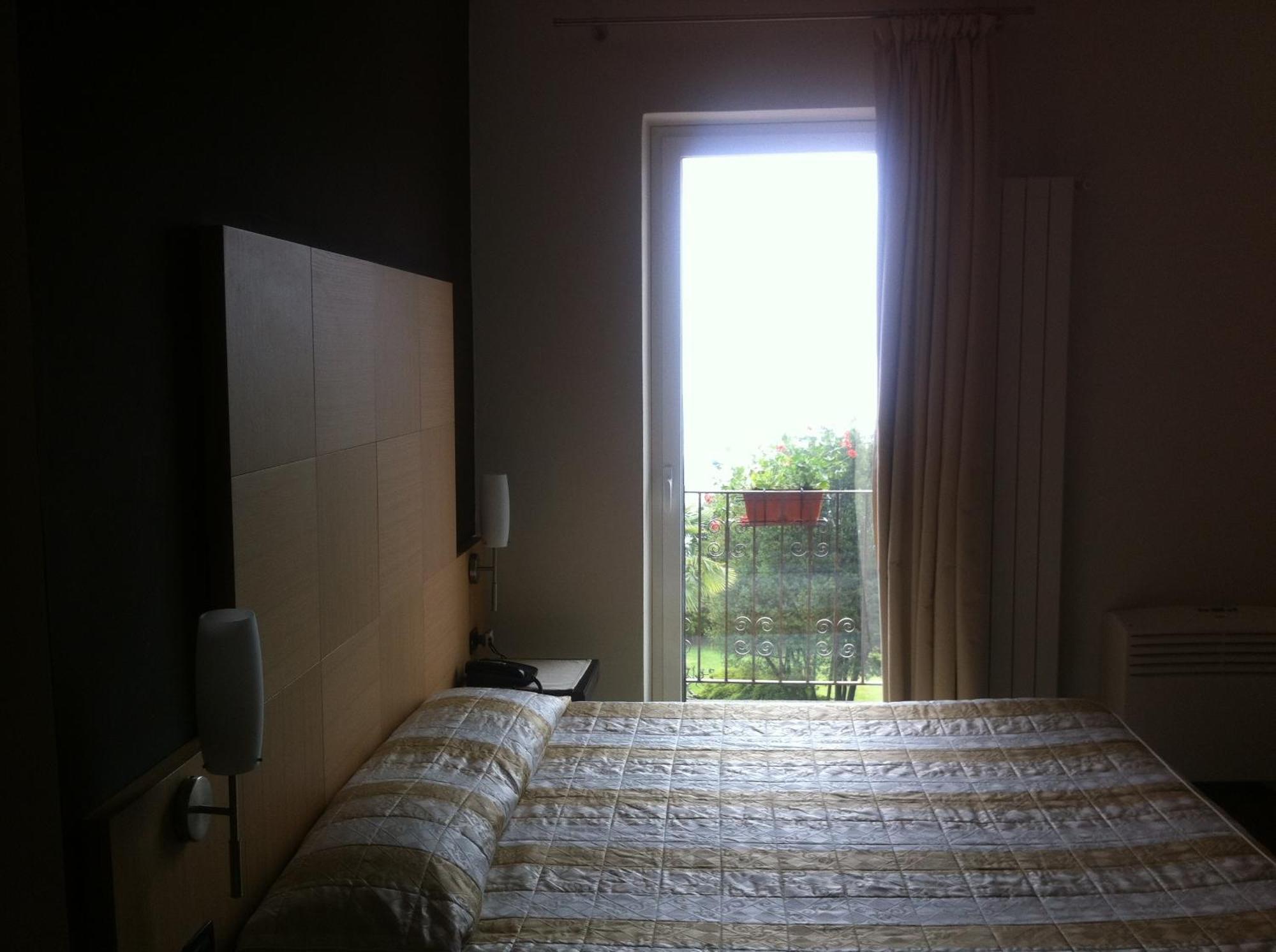 Hotel Lido Ranco Eksteriør bilde